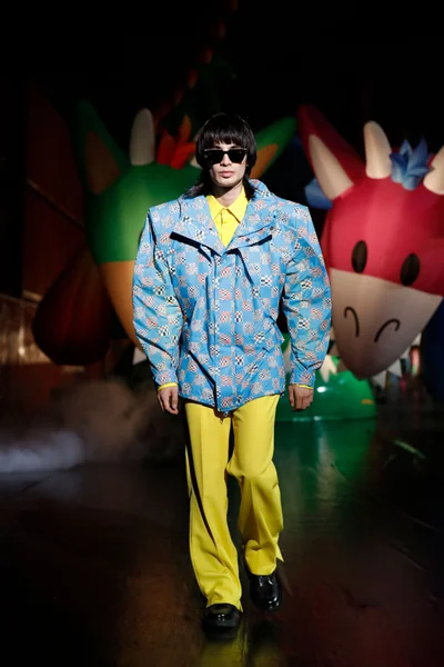 Look 100